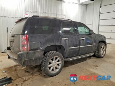 Trzecie zdjęcie samochodu z tyłu: 2011 GMC YUKON DENALI VIN:1GKS2EEF7BR362259 - miniatura