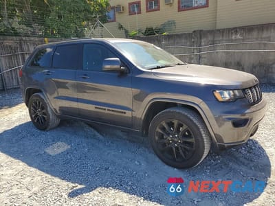 Czwarte zdjęcie samochodu z boku: 2020 JEEP GRAND CHEROKEE LAREDO VIN:1C4RJEAG5LC202719 - miniatura