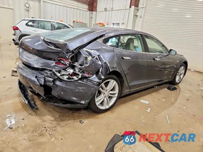 Trzecie zdjęcie samochodu z tyłu: 2015 TESLA MODEL S VIN:5YJSA1E15FF114115 - miniatura