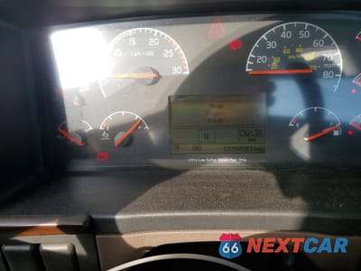 Zdjęcie 8 z 10 samochodu: 2017 VOLVO VNL SEMI TRUCK VIN:4V4N39TG4HN988025 - miniatura