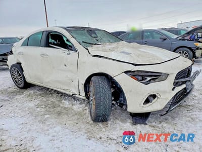 Czwarte zdjęcie samochodu z boku: 2025 MERCEDES-BENZ CLA 250 4MATIC VIN:W1K5J4HB9SN515543 - miniatura