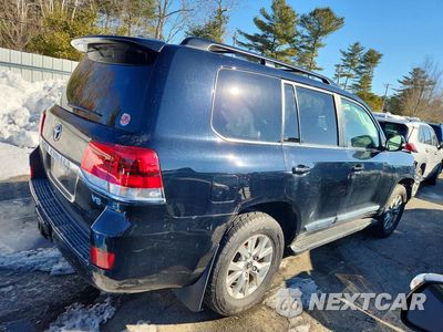 Trzecie zdjęcie samochodu z tyłu: 2019 TOYOTA LAND CRUISER VX-R VIN:JTMCY7AJ7K4075375 - miniatura