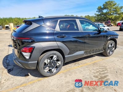 Trzecie zdjęcie samochodu z tyłu: 2024 HYUNDAI KONA SEL VIN:KM8HB3AB8RU065128 - miniatura
