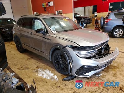 Czwarte zdjęcie samochodu z boku: 2022 VOLKSWAGEN TIGUAN SE R-LINE BLACK VIN:3VV8B7AX8NM062821 - miniatura
