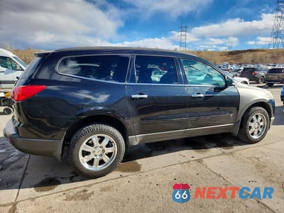 Trzecie zdjęcie samochodu z tyłu: 2010 CHEVROLET TRAVERSE LT VIN:1GNLVFED2AS122627 - miniatura