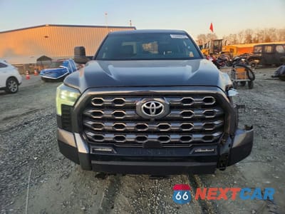 Piąte zdjęcie samochodu w środku: 2025 TOYOTA TUNDRA PLATINUM VIN:5TFNA5EC7SX037365 - miniatura