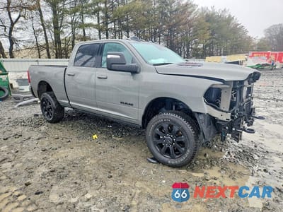 Czwarte zdjęcie samochodu z boku: 2026 RAM 2500 LARAMIE VIN:3C6UR5FJ6TG181536 - miniatura