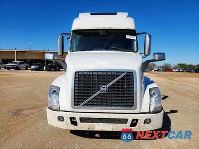 Zdjęcie 9 z 10 samochodu: 2014 VOLVO VNL SEMI TRUCK VIN:4V4NC9TG2EN177576 - miniatura