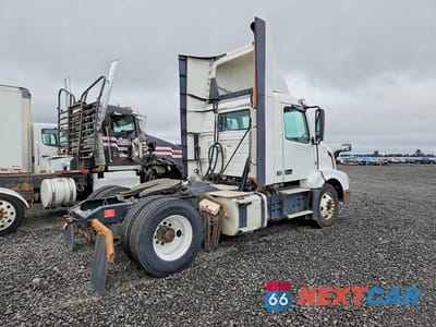 Czwarte zdjęcie samochodu z boku: 2018 VOLVO VNL SEMI TRUCK VIN:4V4N39EH7JN987933 - miniatura