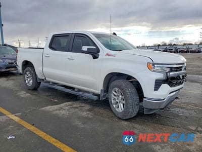 Czwarte zdjęcie samochodu z boku: 2022 CHEVROLET SILVERADO K1500 LT VIN:2GCUDDED8N1512030 - miniatura