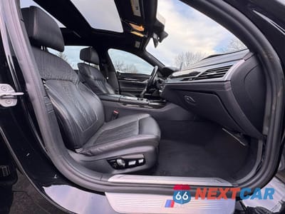Piąte zdjęcie samochodu w środku: 2018 BMW 750 I VIN:WBA7F0C55JGM22551 - miniatura