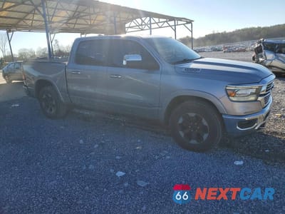 Czwarte zdjęcie samochodu z boku: 2019 RAM 1500 LARAMIE VIN:1C6SRFJT1KN523308 - miniatura