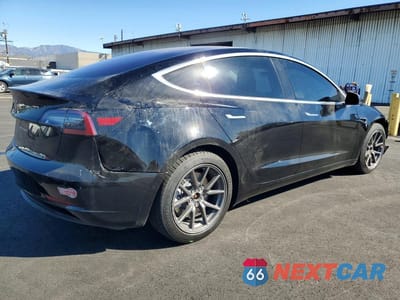 Trzecie zdjęcie samochodu z tyłu: 2018 TESLA MODEL 3 VIN:5YJ3E1EA2JF051766 - miniatura