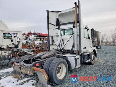 Czwarte zdjęcie samochodu z boku: 2018 VOLVO VNL SEMI TRUCK VIN:4V4N39TGXJN892471 - miniatura