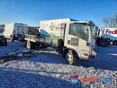 Czwarte zdjęcie samochodu z boku: 2023 ISUZU NPR HD CREW CAB FLATBED TRUCK VIN:54DC4W1D9PS207616 - miniatura