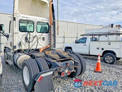 Trzecie zdjęcie samochodu z tyłu: 2016 FREIGHTLINER CASCADIA 125 SEMI TRUCK VIN:1FUBGEDV5GLHC5665 - miniatura