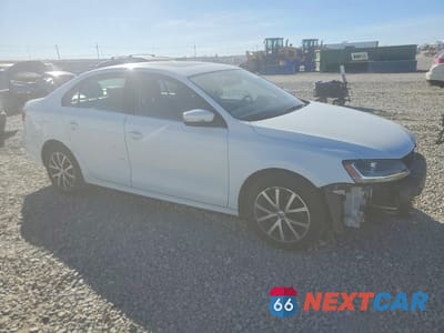 Czwarte zdjęcie samochodu z boku: 2018 VOLKSWAGEN JETTA SE VIN:3VWDB7AJ9JM263210 - miniatura