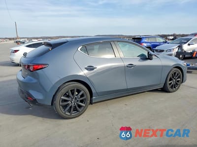 Trzecie zdjęcie samochodu z tyłu: 2023 MAZDA 3 PREFERRED VIN:JM1BPALM7P1619109 - miniatura