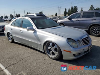 Czwarte zdjęcie samochodu z boku: 2007 MERCEDES-BENZ E 550 VIN:WDBUF72X87B021999 - miniatura