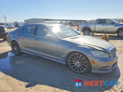Czwarte zdjęcie samochodu z boku: 2011 MERCEDES-BENZ S 550 VIN:WDDNG7BB9BA402028 - miniatura