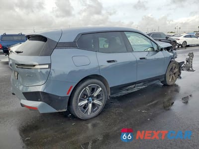 Trzecie zdjęcie samochodu z tyłu: 2024 BMW IX XDRIVE50 VIN:WB523CF07RCN47833 - miniatura
