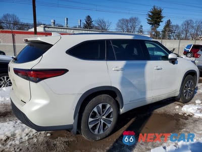 Trzecie zdjęcie samochodu z tyłu: 2021 TOYOTA HIGHLANDER XLE VIN:5TDGZRBH6MS130850 - miniatura