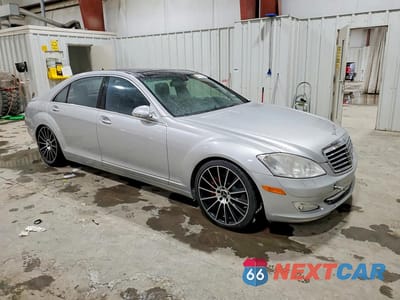 Czwarte zdjęcie samochodu z boku: 2007 MERCEDES-BENZ S 550 4MATIC VIN:WDDNG86X27A108117 - miniatura