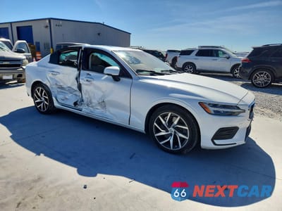 Czwarte zdjęcie samochodu z boku: 2020 VOLVO S60 T6 MOMENTUM VIN:7JRA22TK3LG057264 - miniatura