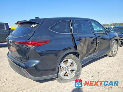 Trzecie zdjęcie samochodu z tyłu: 2022 TOYOTA HIGHLANDER LE VIN:5TDZZRAH0NS102988 - miniatura