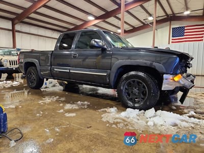 Czwarte zdjęcie samochodu z boku: 2005 CHEVROLET SILVERADO K1500 VIN:1GCEK19V05E161060 - miniatura
