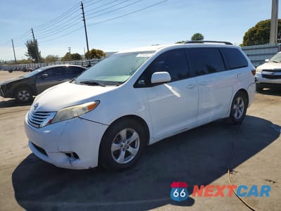 2017 TOYOTA SIENNA LE 5TDKZ3DC5HS807224 - główne zdjęcie licytacji z USA - miniatura