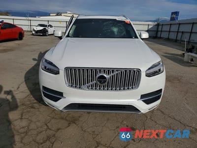 Piąte zdjęcie samochodu w środku: 2017 VOLVO XC90 T6 VIN:YV4A22PL9H1140674 - miniatura