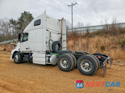 Trzecie zdjęcie samochodu z tyłu: 2013 VOLVO VNL SEMI TRUCK VIN:4V4NC9TJ4DN146341 - miniatura