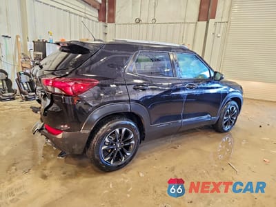 Trzecie zdjęcie samochodu z tyłu: 2021 CHEVROLET TRAILBLAZER LT VIN:KL79MPS27MB021440 - miniatura