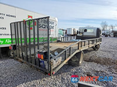 Trzecie zdjęcie samochodu z tyłu: 2023 ISUZU NPR HD CREW CAB FLATBED TRUCK VIN:54DC4W1D9PS207616 - miniatura