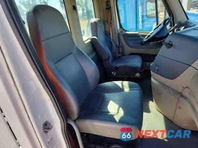 Piąte zdjęcie samochodu w środku: 2016 FREIGHTLINER CASCADIA 125 SEMI TRUCK VIN:1FUBGEDV9GLHC5667 - miniatura