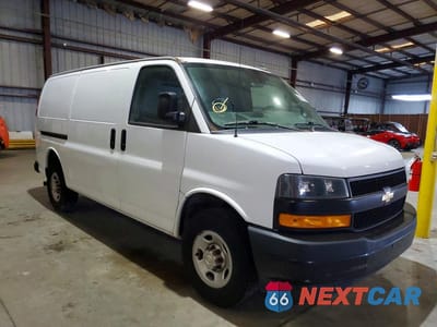 Czwarte zdjęcie samochodu z boku: 2021 CHEVROLET EXPRESS 2500 CARGO ** CLN TITLE * PRI FLEET ** VIN:1GCWGAFP4M1175481 - miniatura