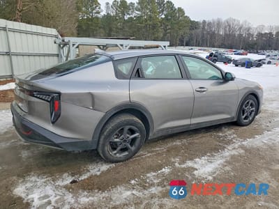 Trzecie zdjęcie samochodu z tyłu: 2025 KIA K4 LXS VIN:3KPFT4DE1SE065304 - miniatura