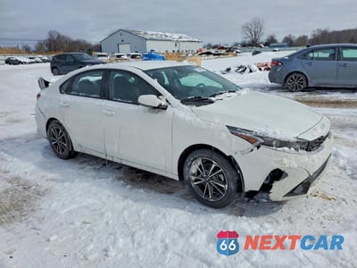 Czwarte zdjęcie samochodu z boku: 2022 KIA FORTE LXS VIN:3KPF24AD5NE487367 - miniatura