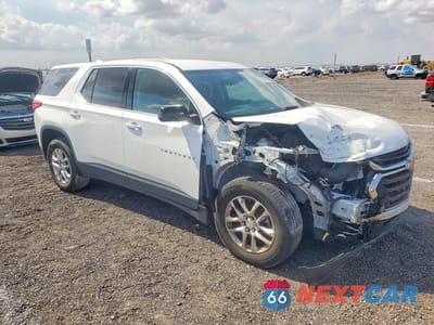 Czwarte zdjęcie samochodu z boku: 2018 CHEVROLET TRAVERSE LS VIN:1GNERFKW4JJ107636 - miniatura