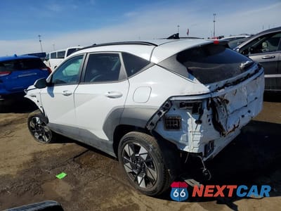 Drugie zdjęcie samochodu z przodu: 2025 HYUNDAI KONA SEL VIN:KM8HBCAB8SU320432 - miniatura