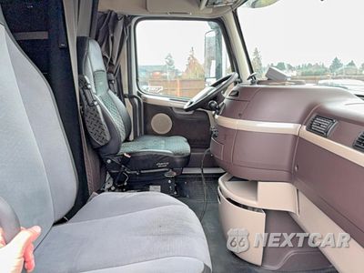 Piąte zdjęcie samochodu w środku: 2016 VOLV VN VNL - TRUCKS TRUCK CAB AND CHASSIS VIN:4V4NC9EJ0GN931991 - miniatura