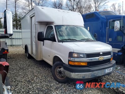 Czwarte zdjęcie samochodu z boku: 2022 CHEVROLET EXPRESS G3500 DELIVERY TRUCK VIN:1GB3GSC78N1257166 - miniatura