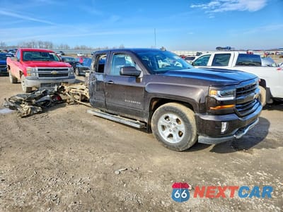 Czwarte zdjęcie samochodu z boku: 2018 CHEVROLET SILVERADO K1500 LT VIN:1GCVKREC6JZ144026 - miniatura