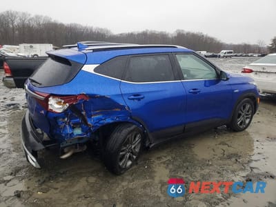 Trzecie zdjęcie samochodu z tyłu: 2021 KIA SELTOS S VIN:KNDEUCAA0M7041311 - miniatura
