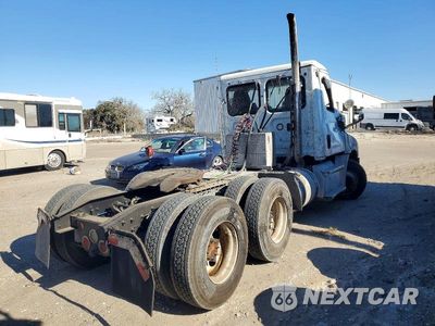 Czwarte zdjęcie samochodu z boku: 2020 FREIGHTLINER CASCADIA 126 SEMI TRUCK VIN:1FUJHLDV1LLLM1794 - miniatura