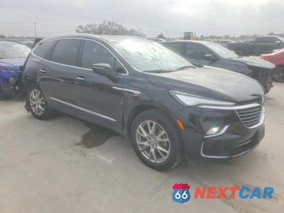 Czwarte zdjęcie samochodu z boku: 2023 BUICK ENCLAVE PREMIUM VIN:5GAERCKW2PJ152348 - miniatura