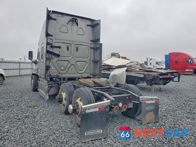 Trzecie zdjęcie samochodu z tyłu: 2018 FREIGHTLINER CASCADIA 125 SEMI TRUCK VIN:3AKJGLDR9JSHU4903 - miniatura