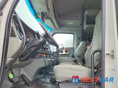 Piąte zdjęcie samochodu w środku: 2019 KENWORTH T680 SEMI TRUCK VIN:1XKYDP9X4KJ223062 - miniatura