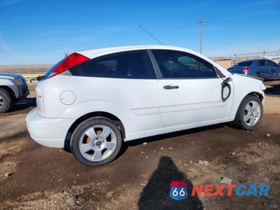 Trzecie zdjęcie samochodu z tyłu: 2005 FORD FOCUS ZX3 VIN:3FAHP31N85R142278 - miniatura